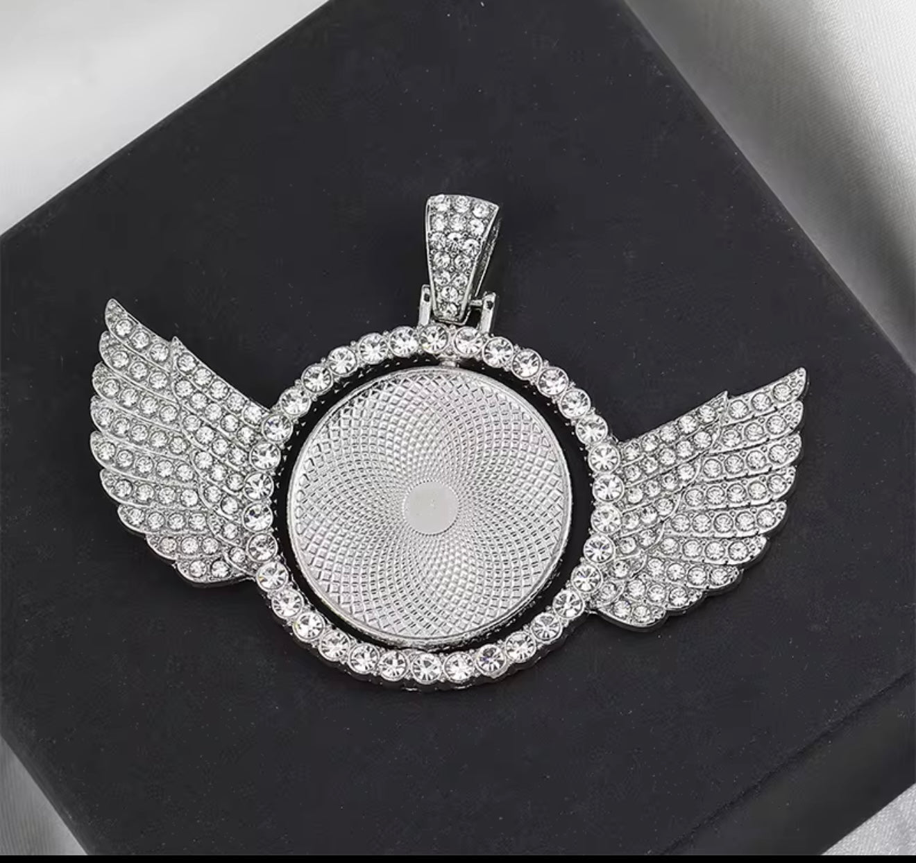 Winged spinner necklace